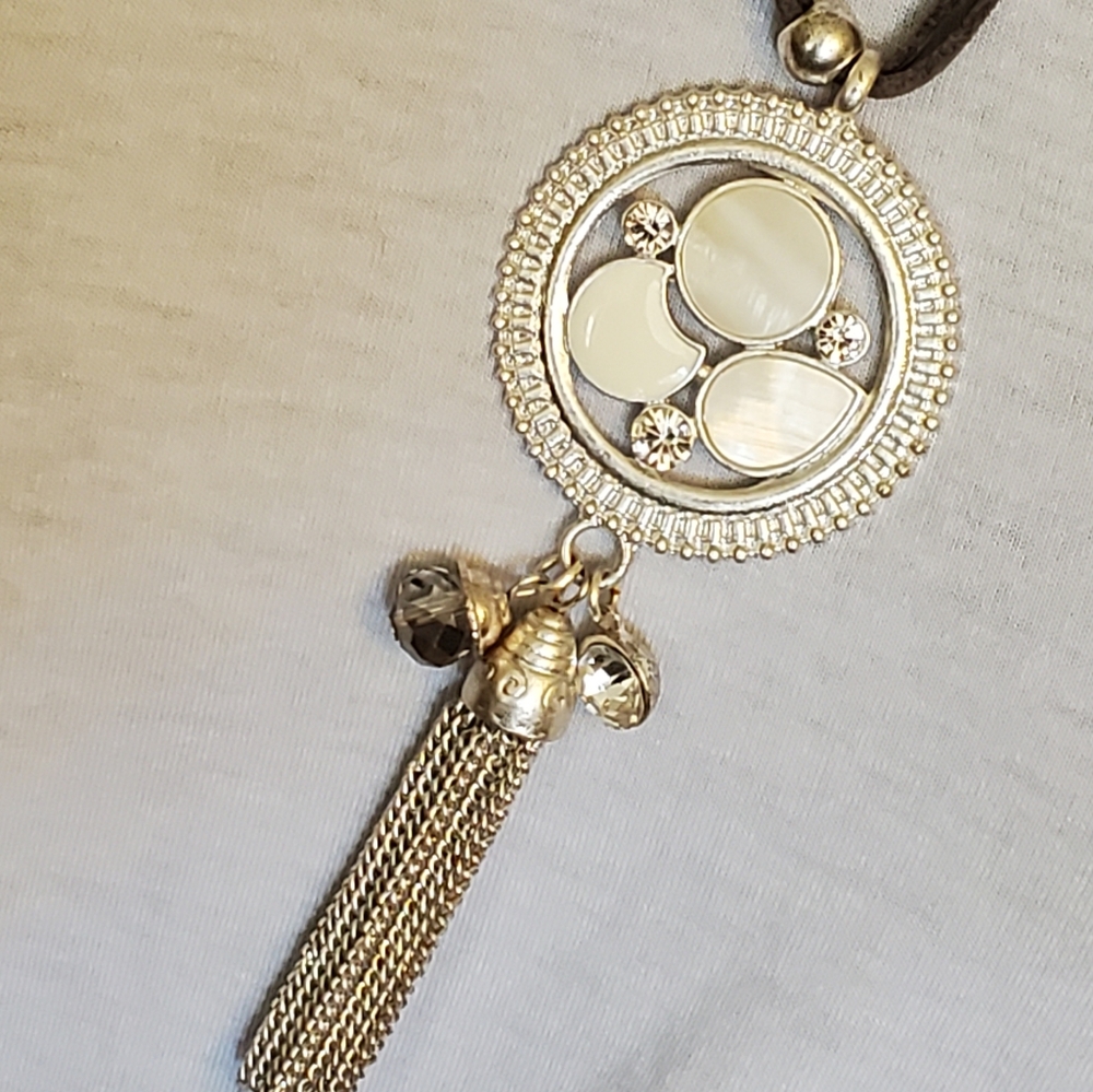 Silvertone, mother of pearl tassle gray necklace - Picture 5 of 11
